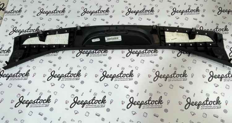 Накладка замка 5-ой двери Jeep Grand Cherokee WK2