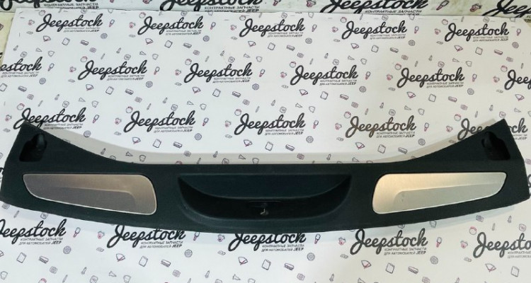  Накладка замка 5-ой двери Jeep Grand Cherokee WK2