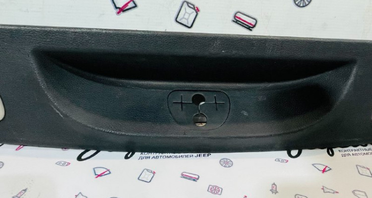  Накладка замка 5-ой двери Jeep Grand Cherokee WK2