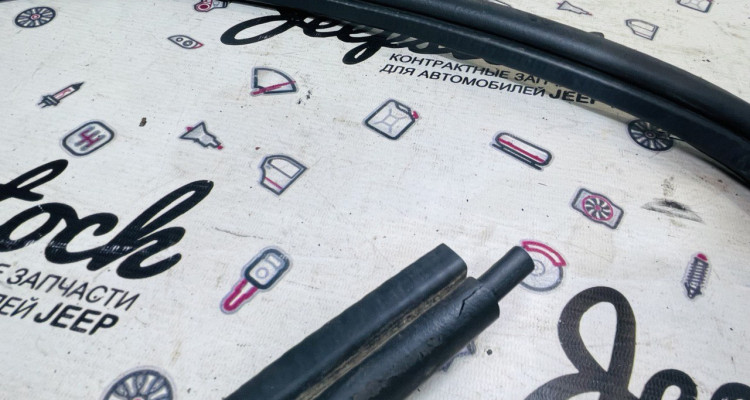  Уплотнительная резинка двери передняя правая дефект Jeep Grand Cherokee ZG-ZJ