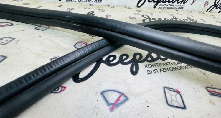  Уплотнительная резинка двери передняя правая дефект Jeep Grand Cherokee ZG-ZJ