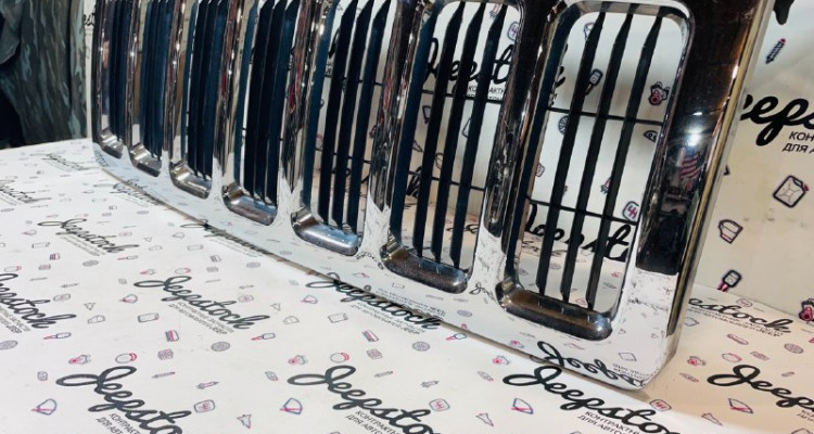  Решетка радиатора Jeep Commander XK-XH