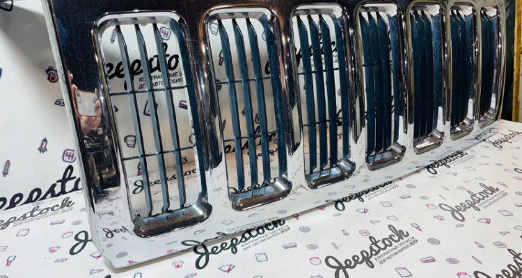  Решетка радиатора Jeep Commander XK-XH