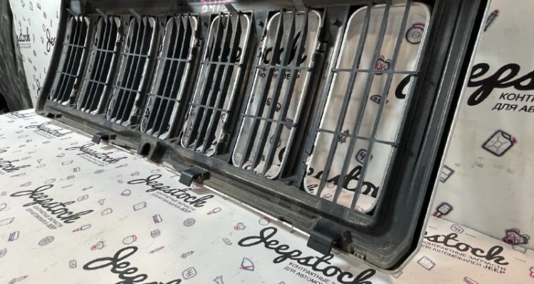  Решетка радиатора Jeep Commander XK-XH