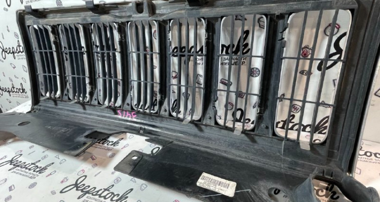  Решетка радиатора Jeep Commander XK-XH