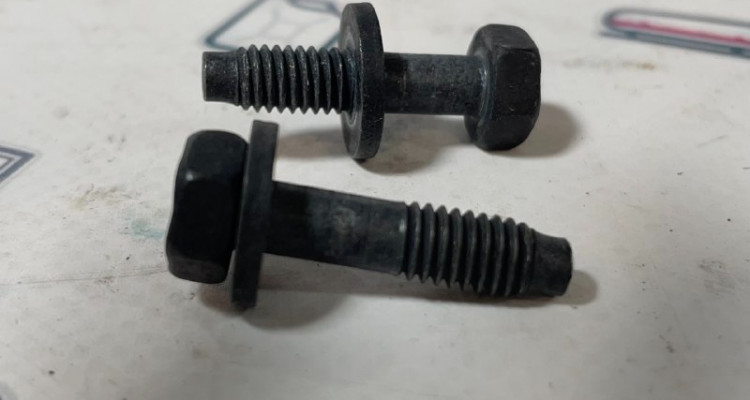  Болты крепления катушки зажигания 5,7L. Jeep Grand Cherokee WK2