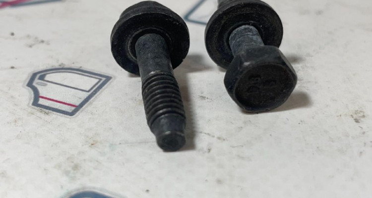  Болты крепления катушки зажигания 5,7L. Jeep Grand Cherokee WK2