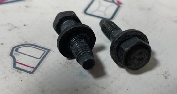  Болты крепления катушки зажигания 5,7L. Jeep Grand Cherokee WK2