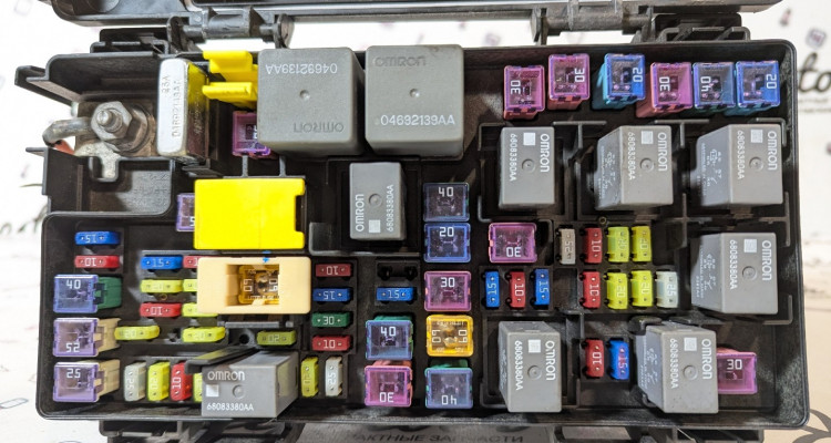  Блок предохранителей 68089320AE Jeep Grand Cherokee WK2