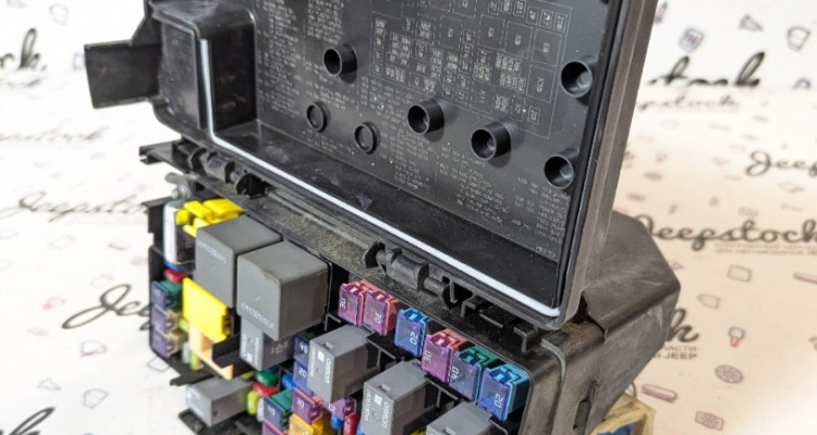  Блок предохранителей 68089320AE Jeep Grand Cherokee WK2