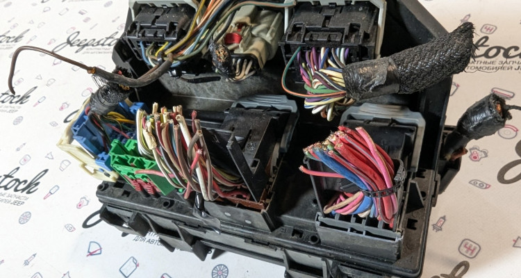  Блок предохранителей 68089320AE Jeep Grand Cherokee WK2