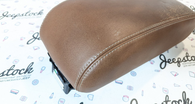  Подлокотник центральной напольной консоли Jeep Grand Cherokee WK2