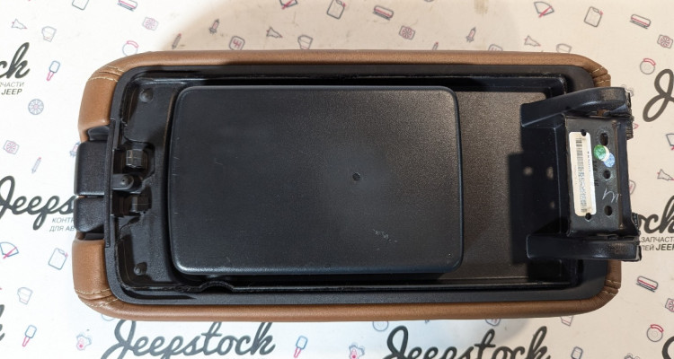  Подлокотник центральной напольной консоли Jeep Grand Cherokee WK2