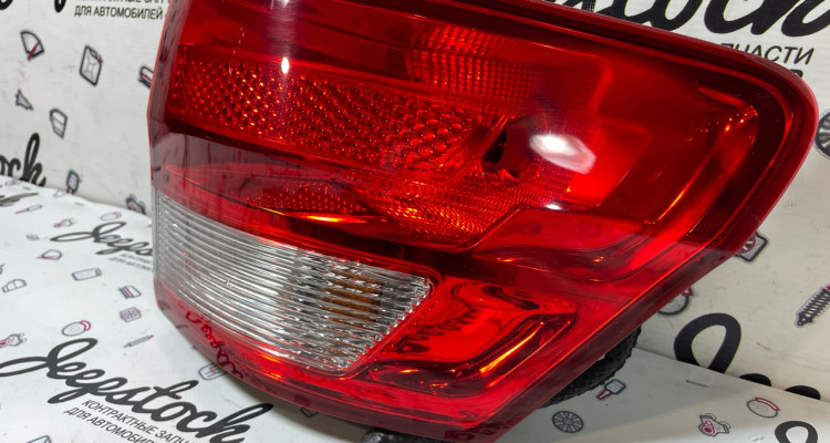  Фонарь задний правый наружный Jeep Grand Cherokee WK2