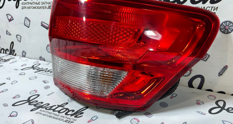 Фонарь задний правый наружный Jeep Grand Cherokee WK2