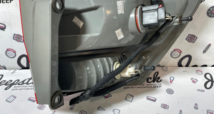  Фонарь задний левый наружный Jeep Grand Cherokee WK2