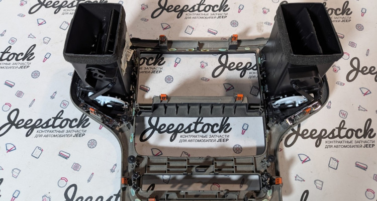  Центральная консоль серебристая (1) Jeep Grand Cherokee WK2