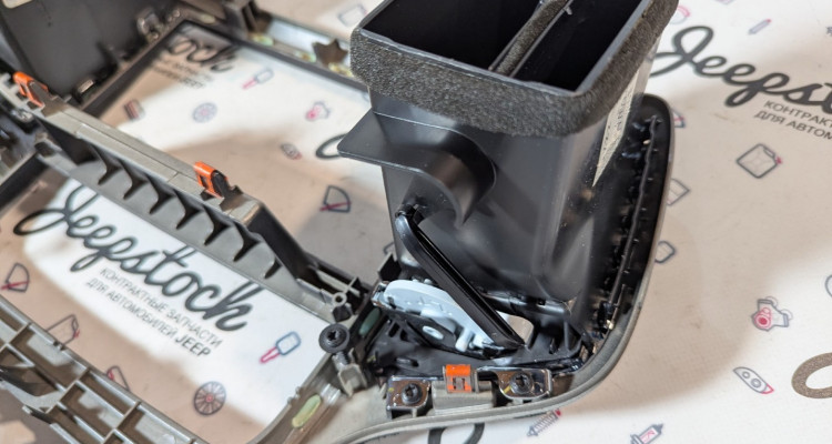  Центральная консоль серебристая (1) Jeep Grand Cherokee WK2