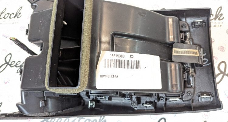  Задняя часть центральной консоли Jeep Grand Cherokee WK2