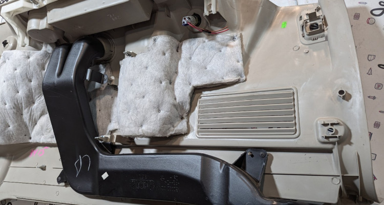  Боковина багажника левая Jeep Commander XK