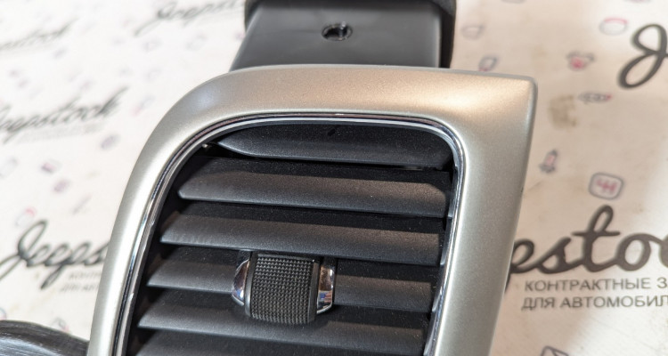  Воздушный дефлектор правый Jeep Grand Cherokee WK2