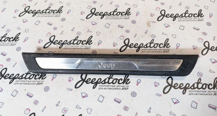  Накладка порога передняя правая Jeep Grand Cherokee WK2