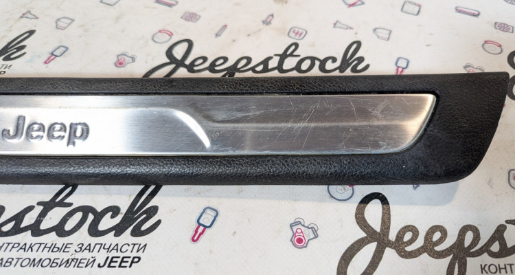  Накладка порога передняя правая Jeep Grand Cherokee WK2