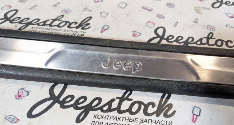  Накладка порога передняя правая Jeep Grand Cherokee WK2