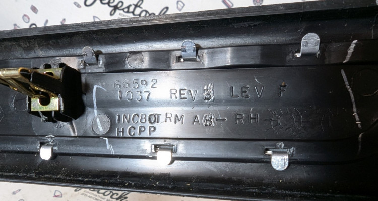  Накладка порога передняя правая Jeep Grand Cherokee WK2