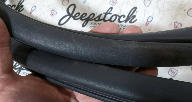  Уплотнительная резинка передней двери Jeep Grand Cherokee WK2