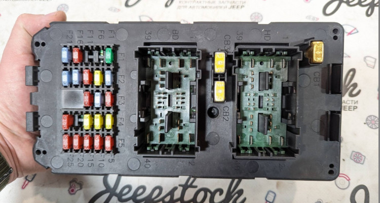  Блок предохранителей 56049916AA Jeep Commander XK