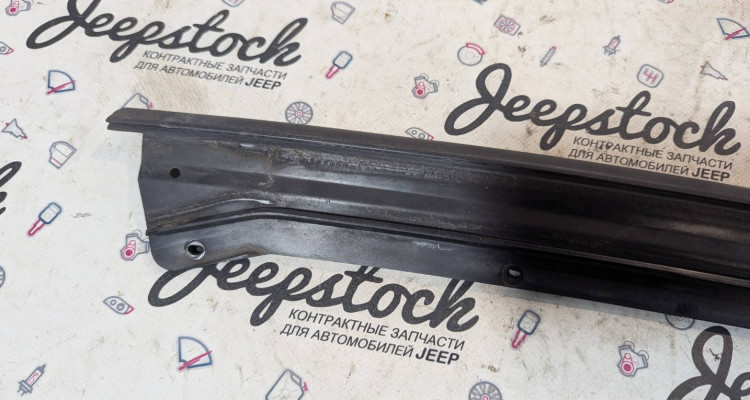  Молдинг лобового стекла левый Jeep Commander XK