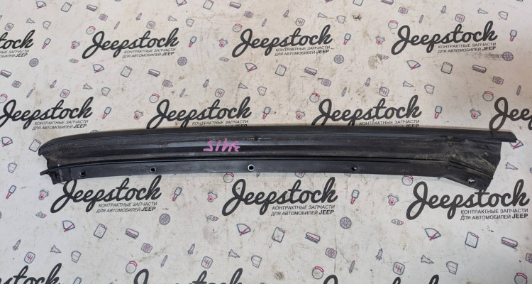  Молдинг лобового стекла правый Jeep Commander XK