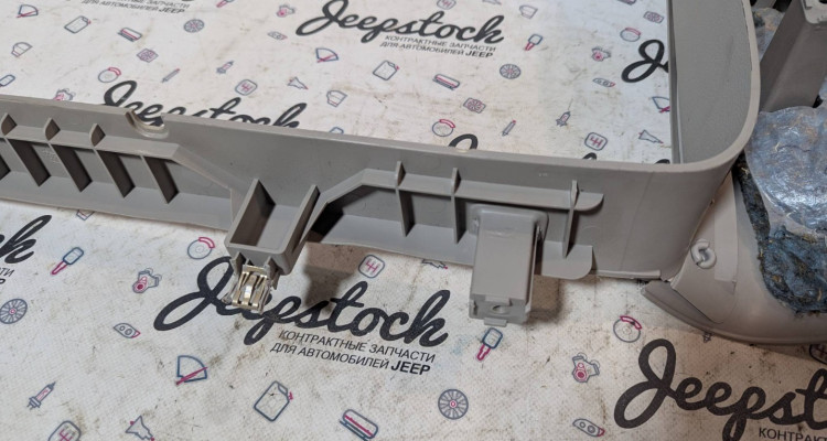  Накладка задней правой стойки Jeep Commander XK