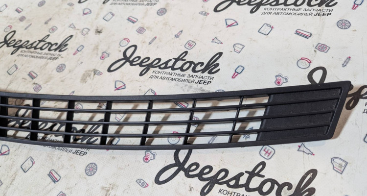  Накладка панели (около лобового) Jeep Commander XK