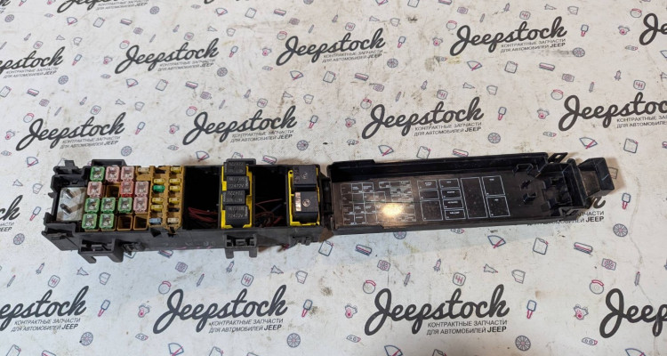  Блок предохранителей и реле моторный 56047818AE Jeep Commander XK