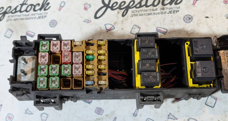  Блок предохранителей и реле моторный 56047818AE Jeep Commander XK