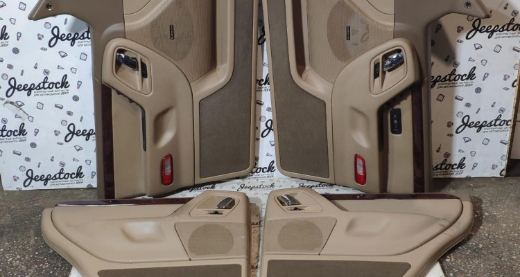 Комплект дверных карт обшивок (Sandstone) Jeep Grand Cherokee WG-WJ, оригинальный номер производителя 5GL311T5AG, 5GY611T5AK, 5GY601T5AK, 5GL301T5AG OEM Комплект дверных карт обшивок (Sandstone)