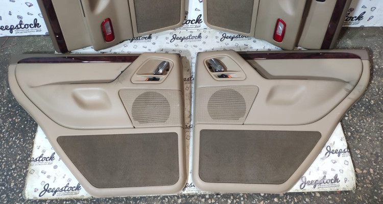 Комплект дверных карт обшивок (Sandstone) Jeep Grand Cherokee WG-WJ, оригинальный номер производителя 5GL311T5AG, 5GY611T5AK, 5GY601T5AK, 5GL301T5AG OEM Комплект дверных карт обшивок (Sandstone)